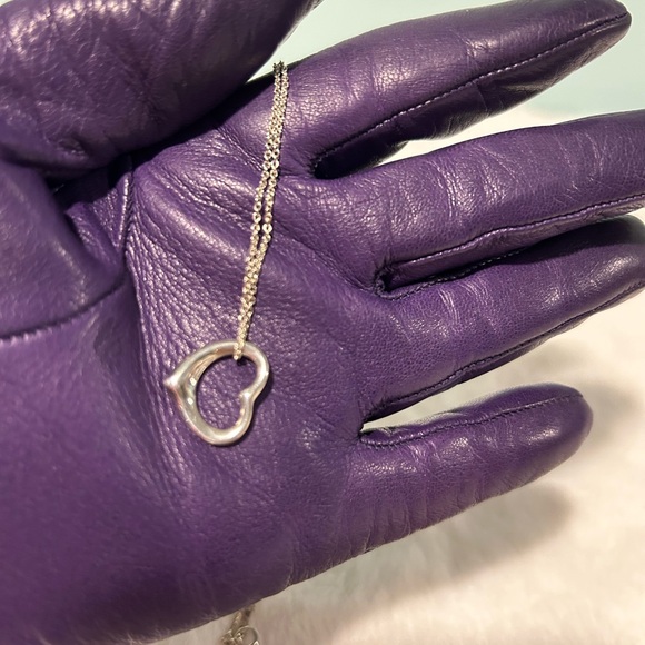 Tiffany & Co. Elsa Peretti Open Heart Pendant in Sterling Silver, 11 mm, 16 im. - Picture 3 of 3
